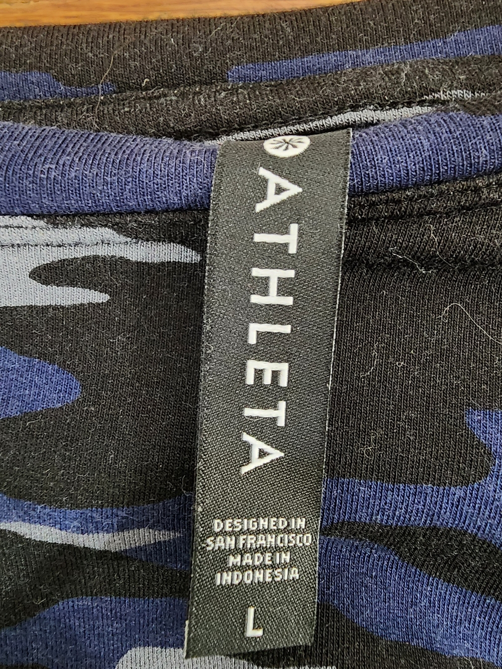 Athleta Woman'a Blue and Gray Camo Crewneck Size Large - Picture 4 of 5